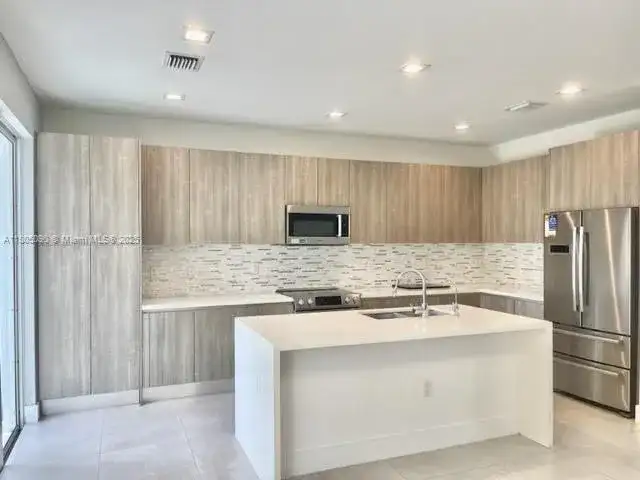 7187 NW 103rd Path, Doral FL 33178 photo 2