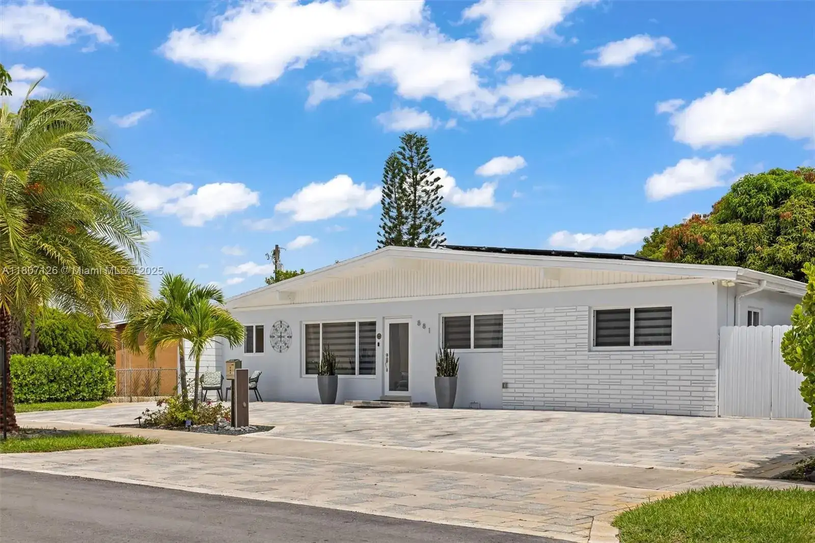 881 NW 177th Ter, Miami Gardens FL 33169 photo 2