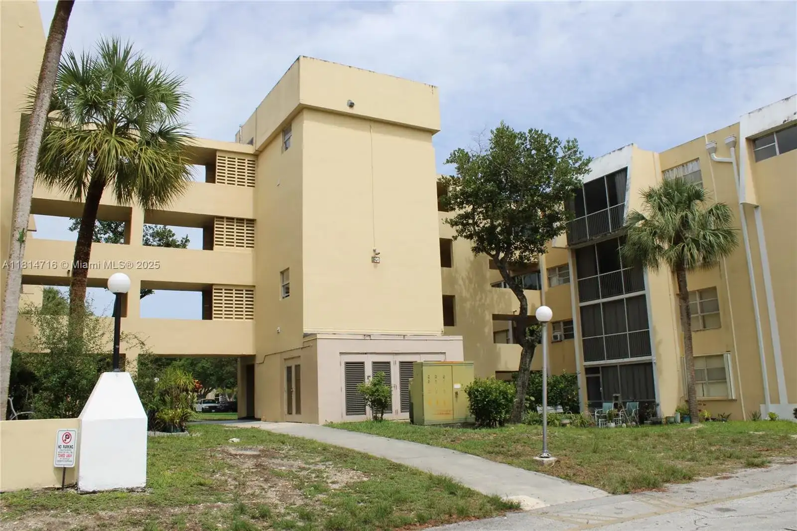 920 NE 199th St Apt 217, Miami FL 33179 photo 3