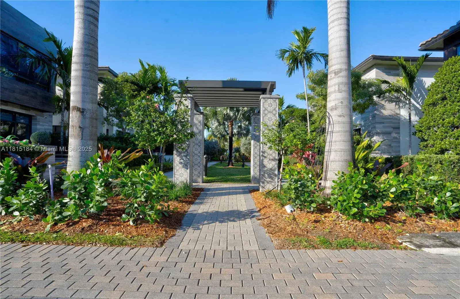 8213 NW 44th Ter, Doral FL 33166 photo 2