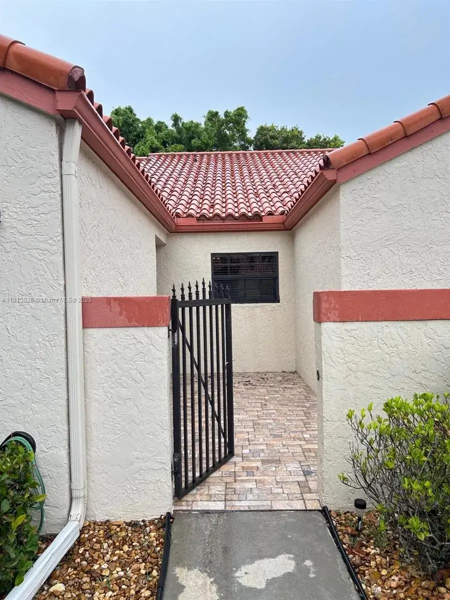 126 Centennial Ct, Deerfield Beach FL 33442 photo 2