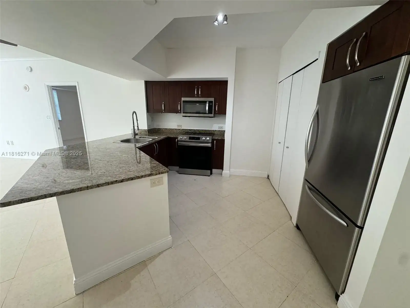19900 E Country Club Dr # 209, Aventura FL 33180 photo 2