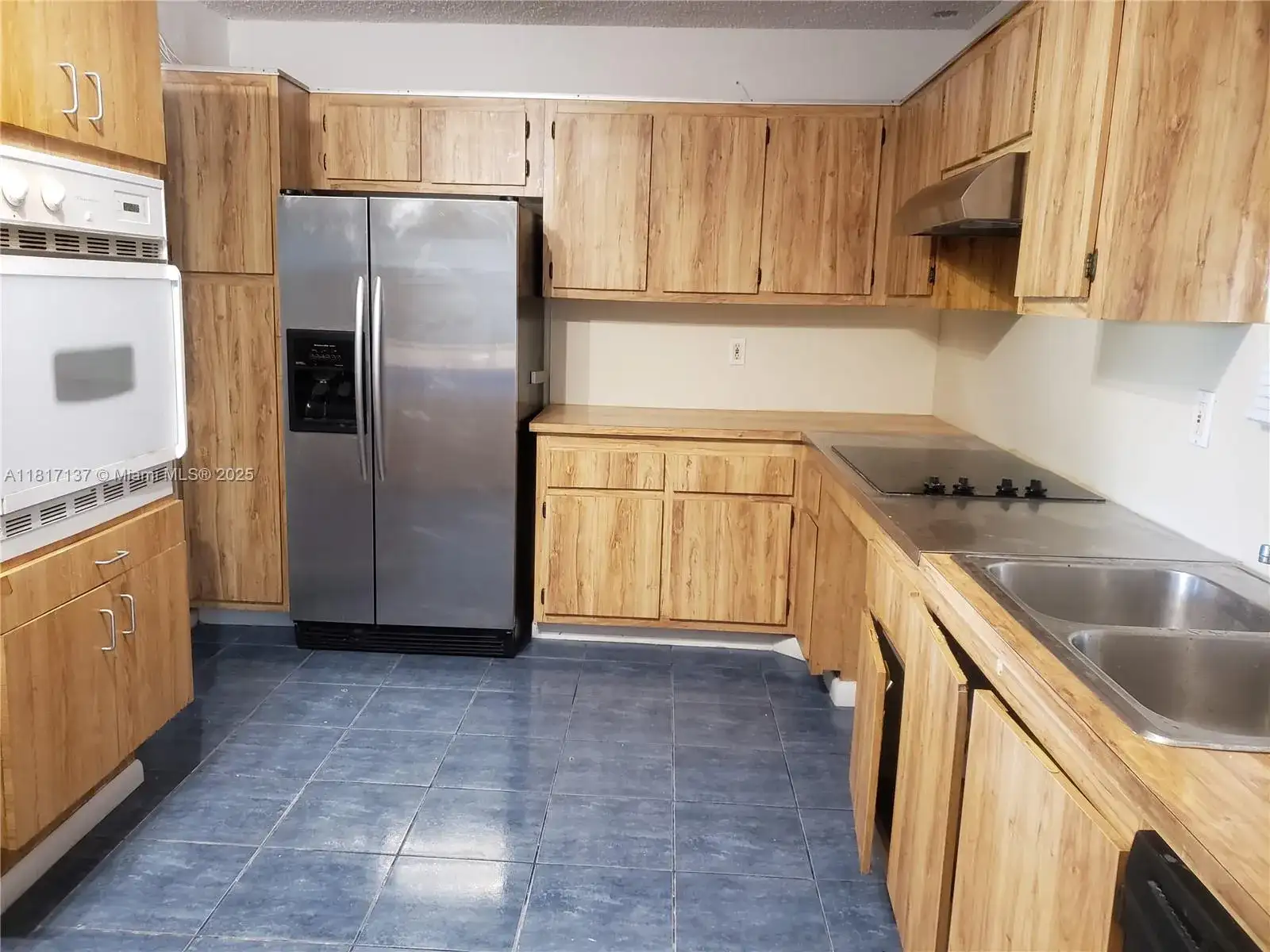 601 Ives Dairy Rd # 8, Miami FL 33179 photo 4