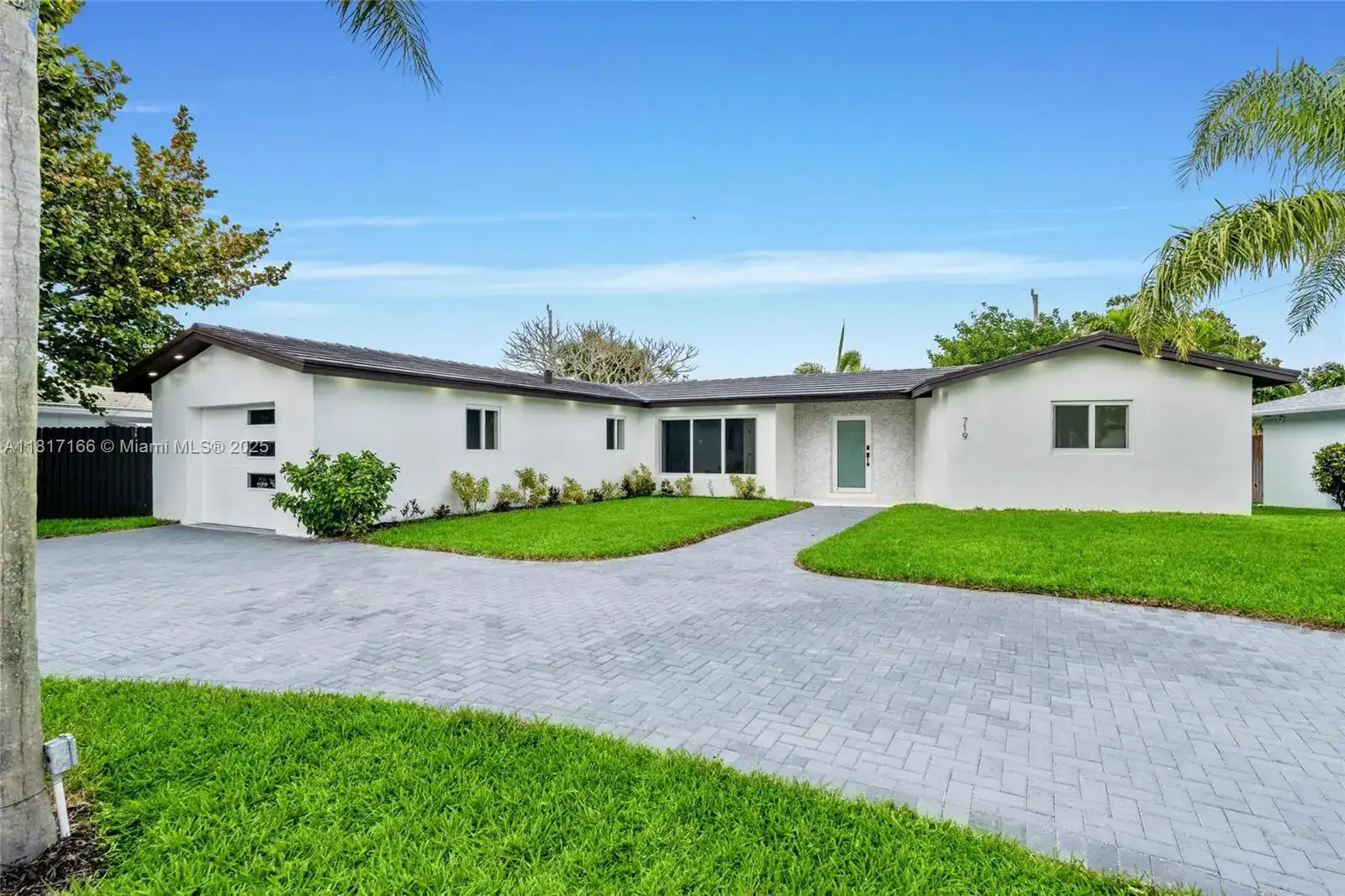 719 SW 25th Ave, Boynton Beach FL 33435 photo 2