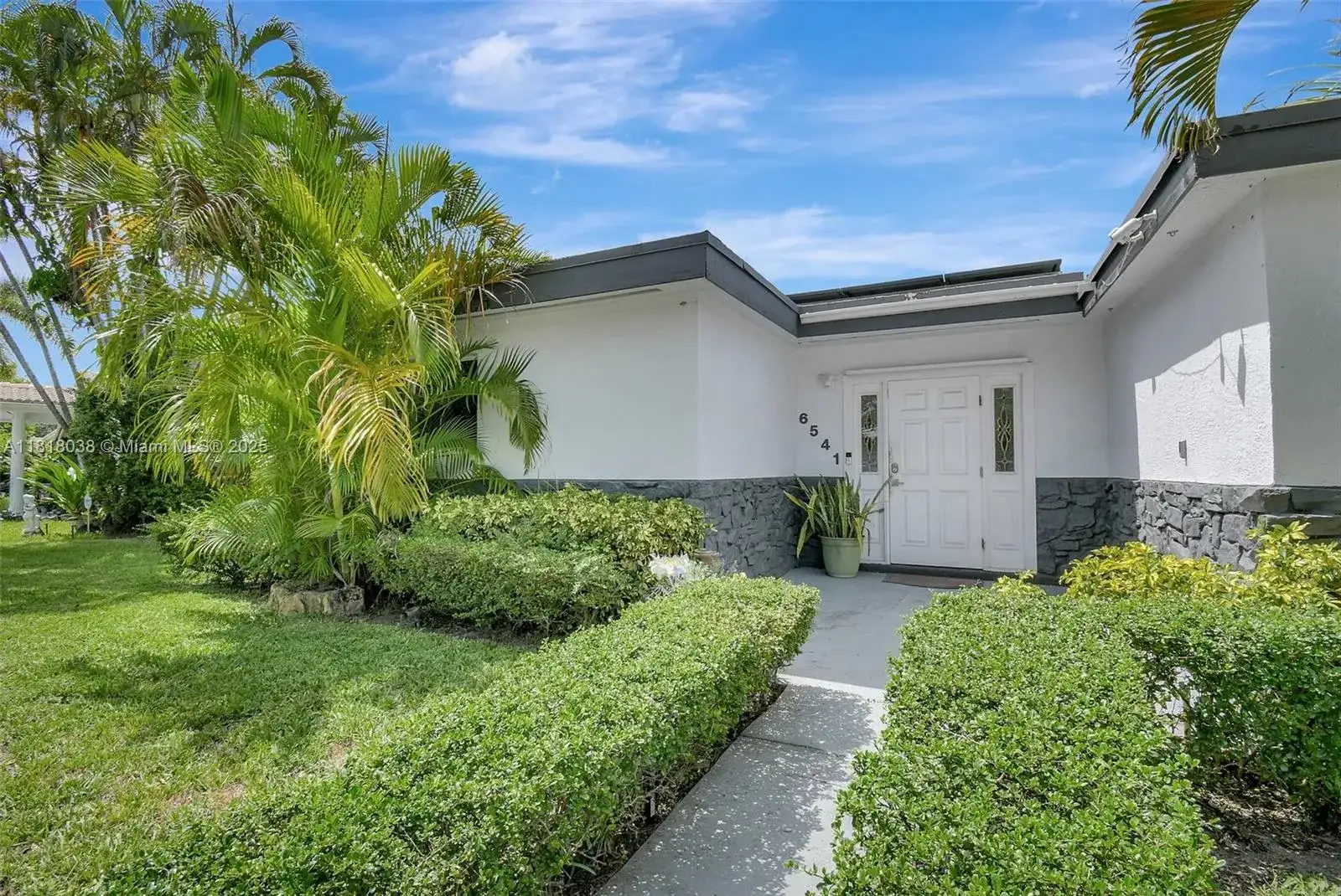 6541 Mckinley St, Hollywood FL 33024 photo 3