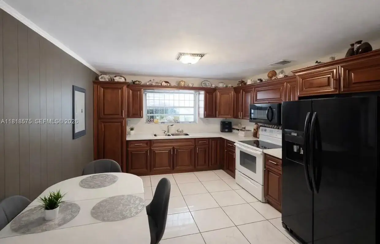 77 Northwest Blvd, Miami FL 33126 photo 2