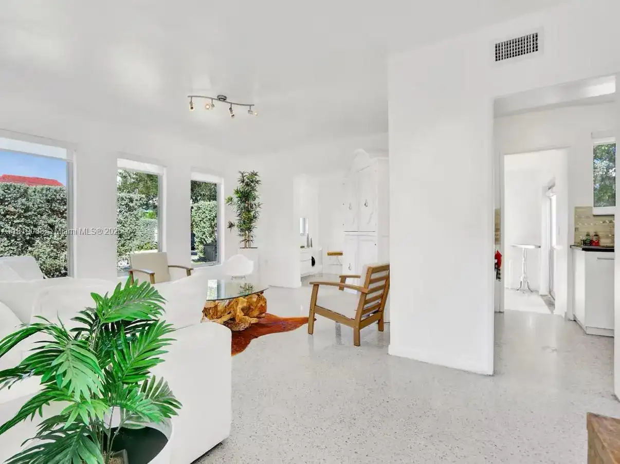 7537 W Treasure Dr, North Bay Village FL 33141 photo 2