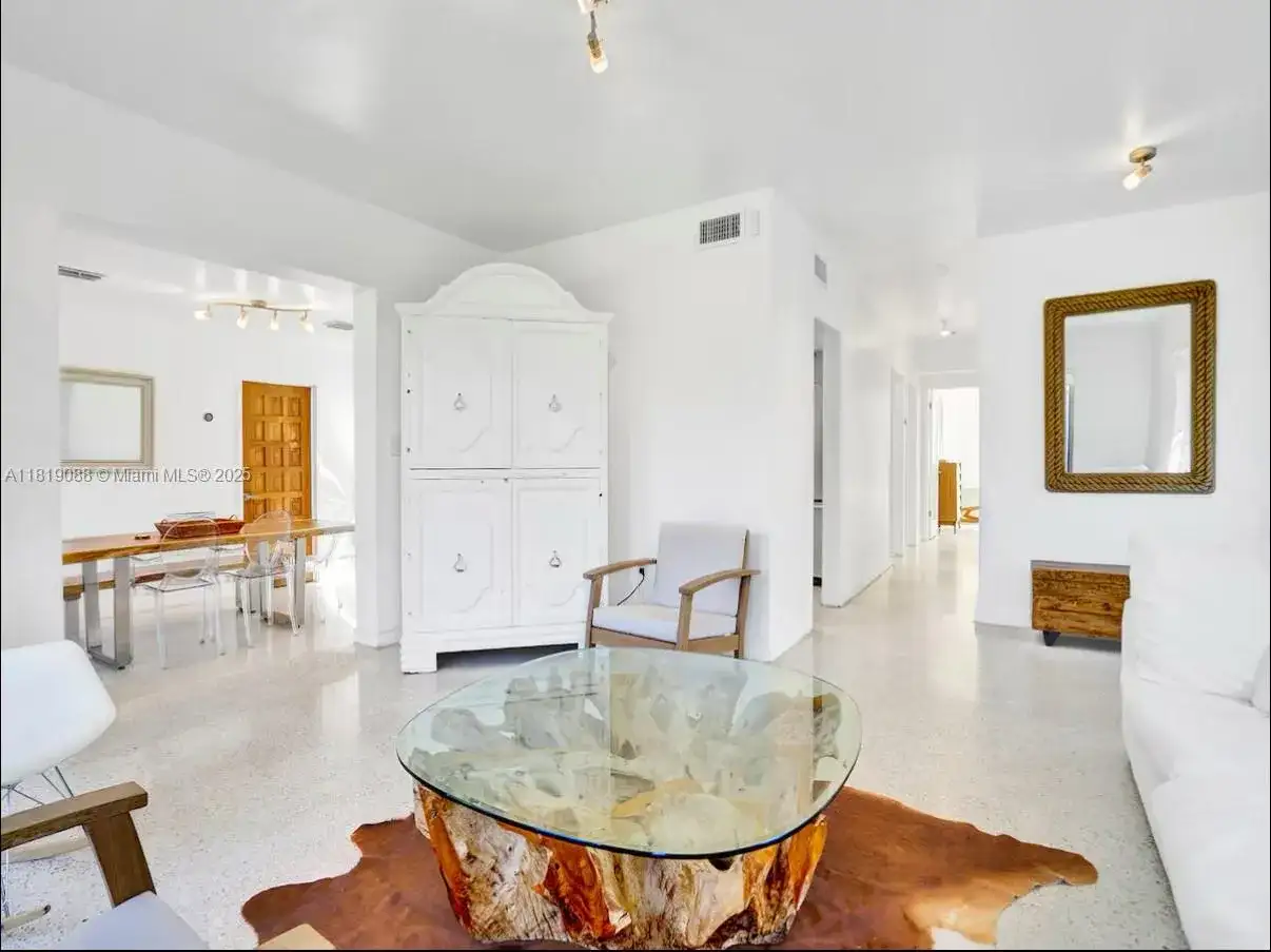 7537 W Treasure Dr, North Bay Village FL 33141 photo 4
