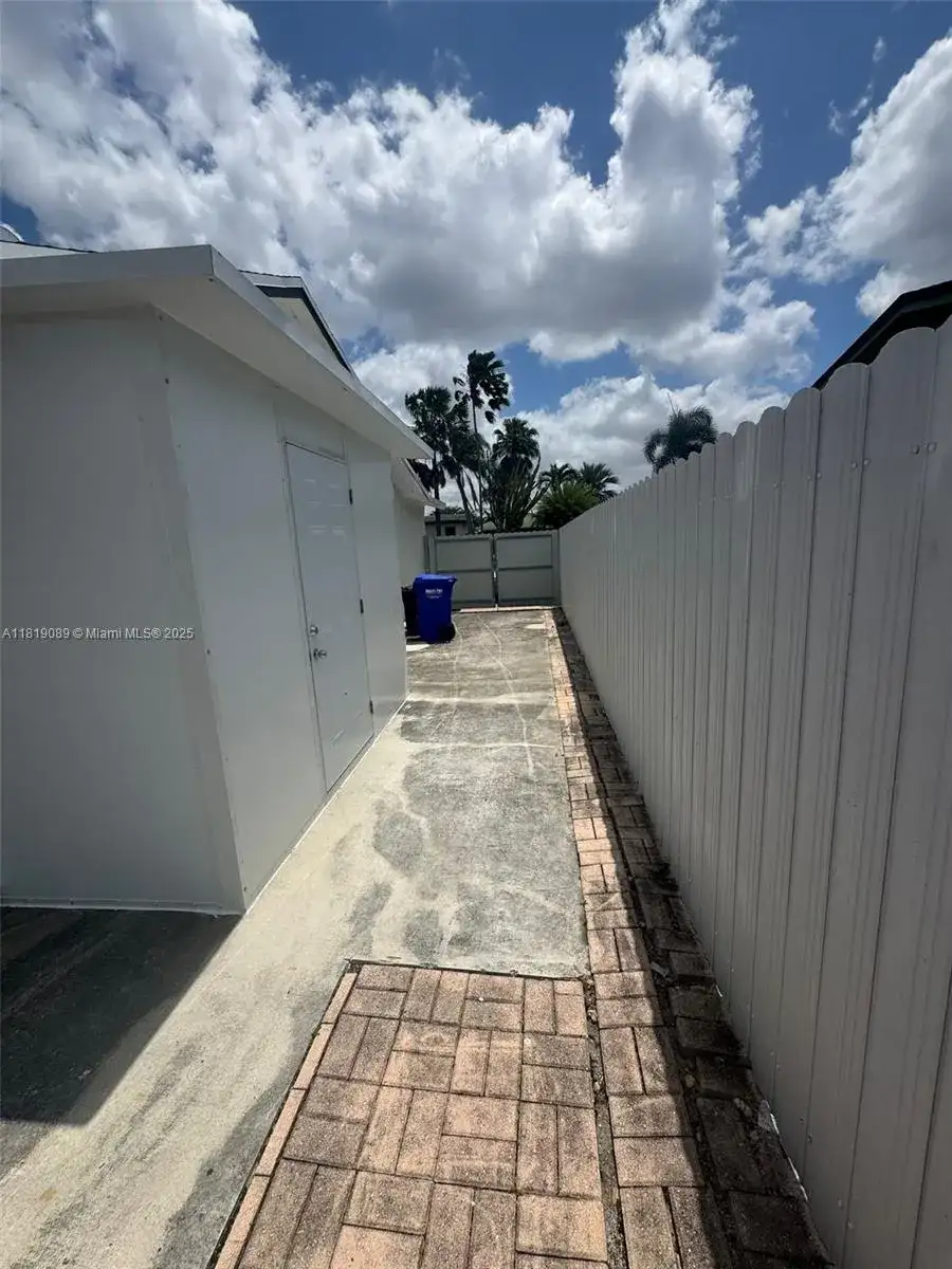9431 NW 10th St, Pembroke Pines FL 33024 photo 2