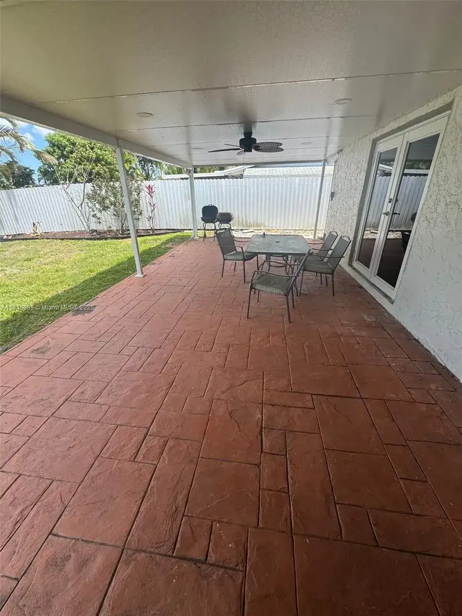 9431 NW 10th St, Pembroke Pines FL 33024 photo 3