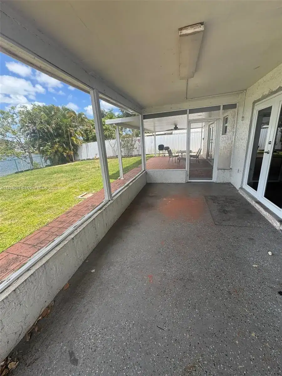 9431 NW 10th St, Pembroke Pines FL 33024 photo 4