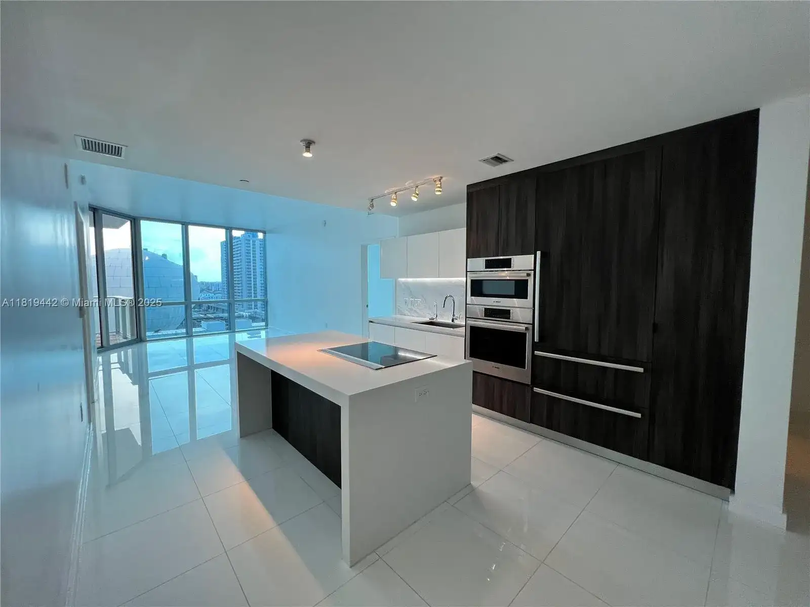 851 NE 1st Ave # 1208, Miami FL 33132 photo 2
