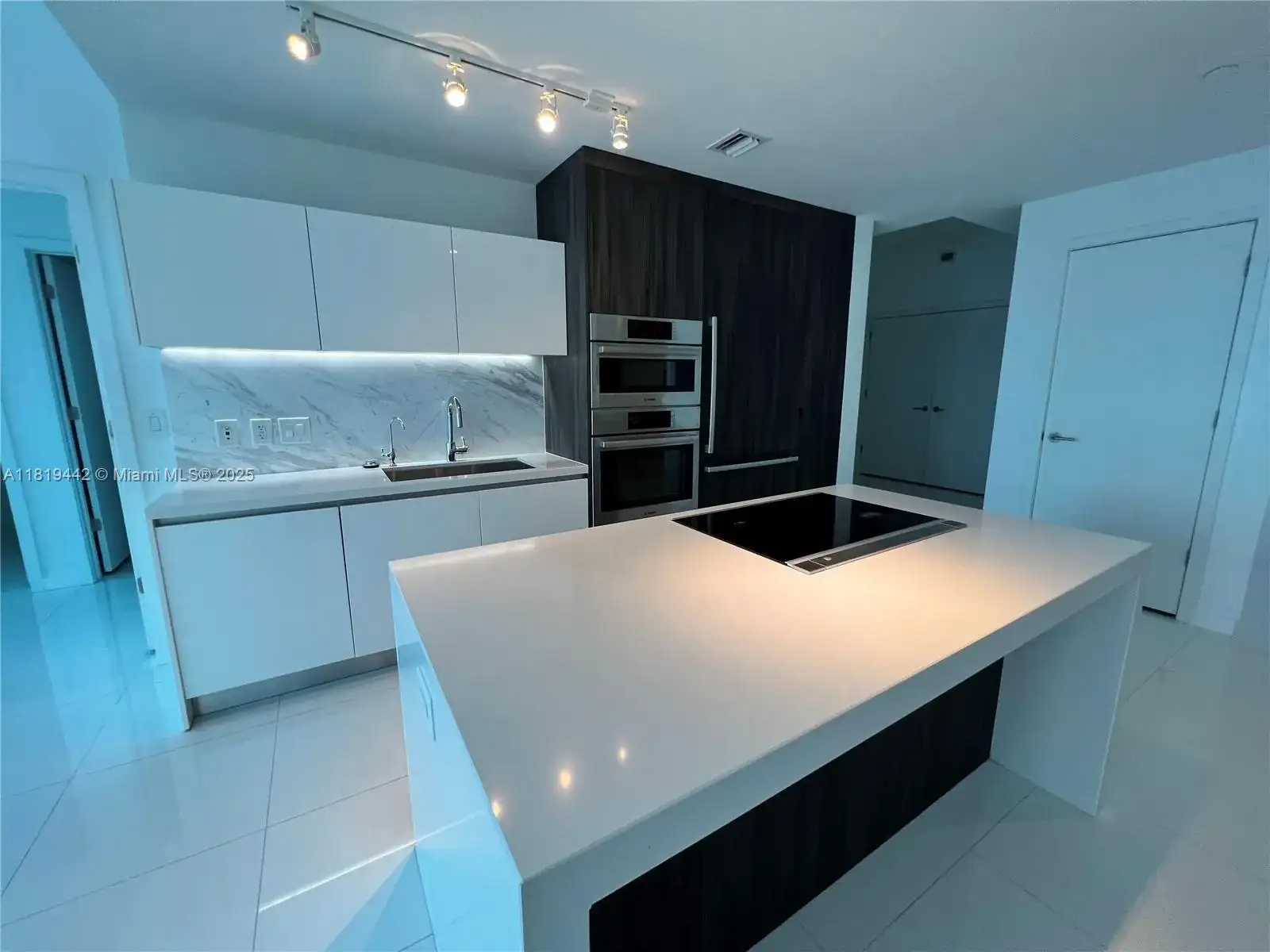 851 NE 1st Ave # 1208, Miami FL 33132 photo 3