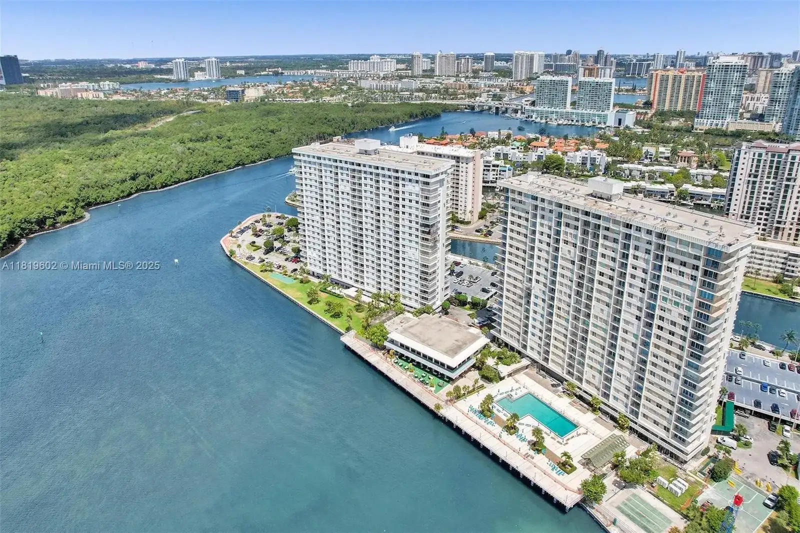 500 Bayview Dr # 826, Sunny Isles Beach FL 33160 photo 2