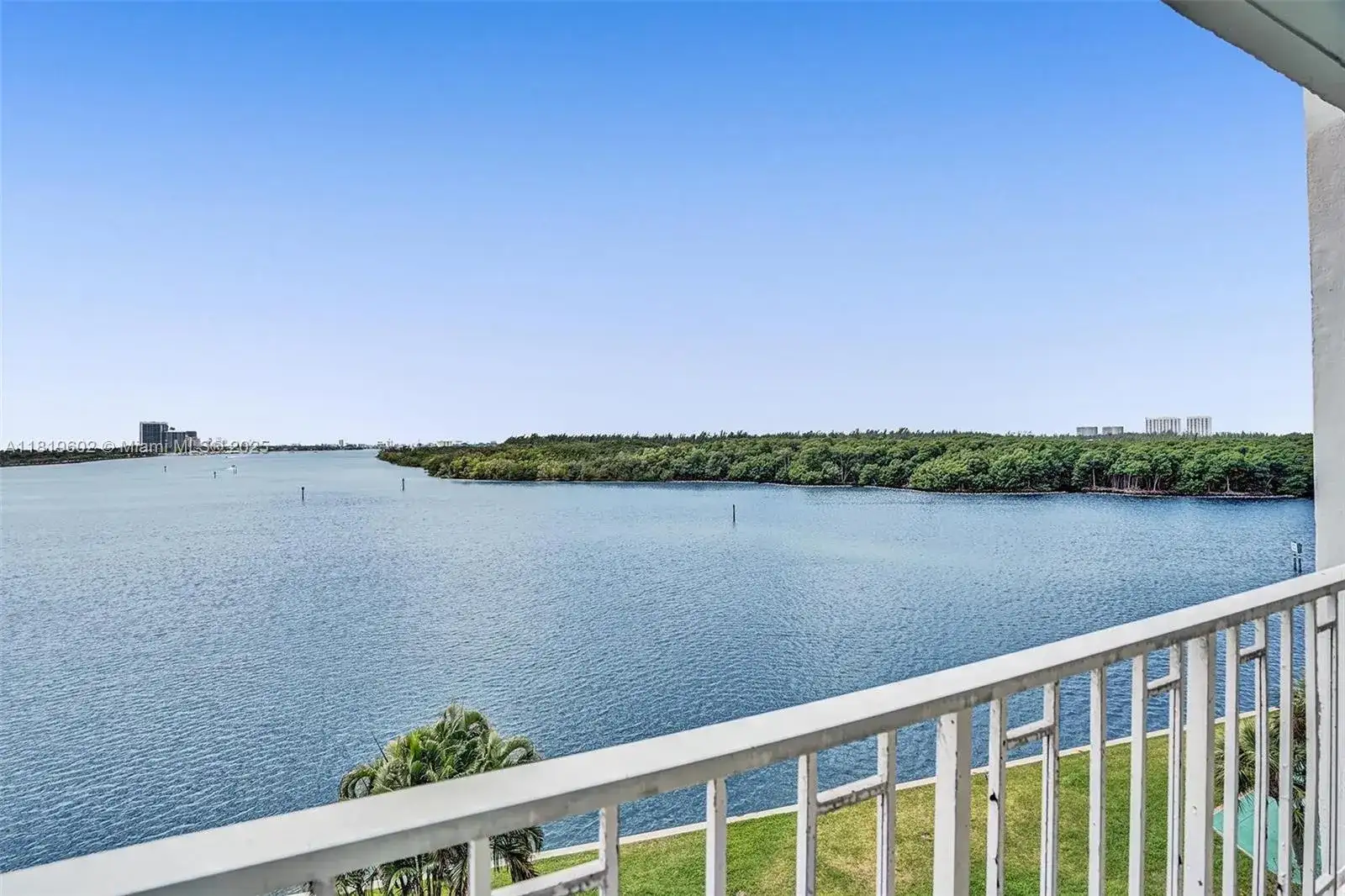 500 Bayview Dr # 826, Sunny Isles Beach FL 33160 photo 3