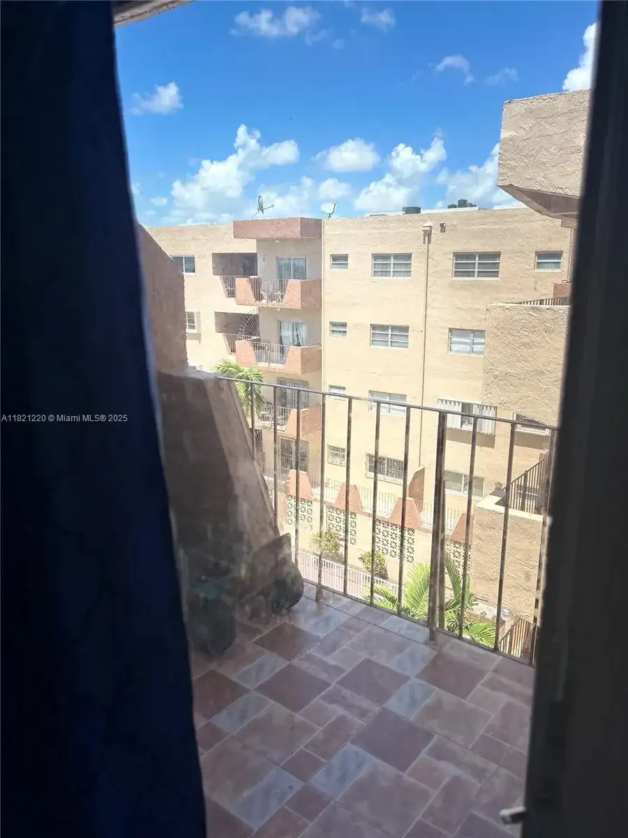 1630 W 46th St # 511C, Hialeah FL 33012 photo 4