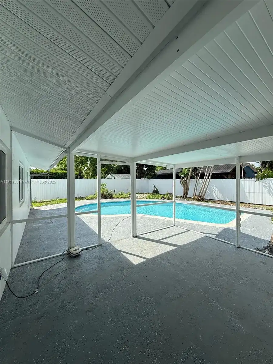 9934 SW 195th St, Cutler Bay FL 33157 photo 2