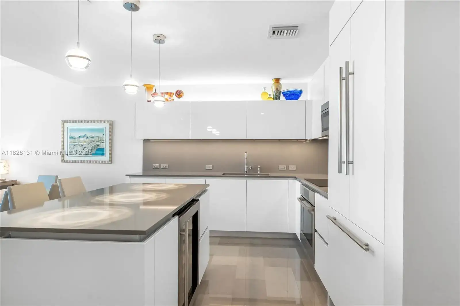 68 SE 6th St # 810, Miami FL 33131 photo 2
