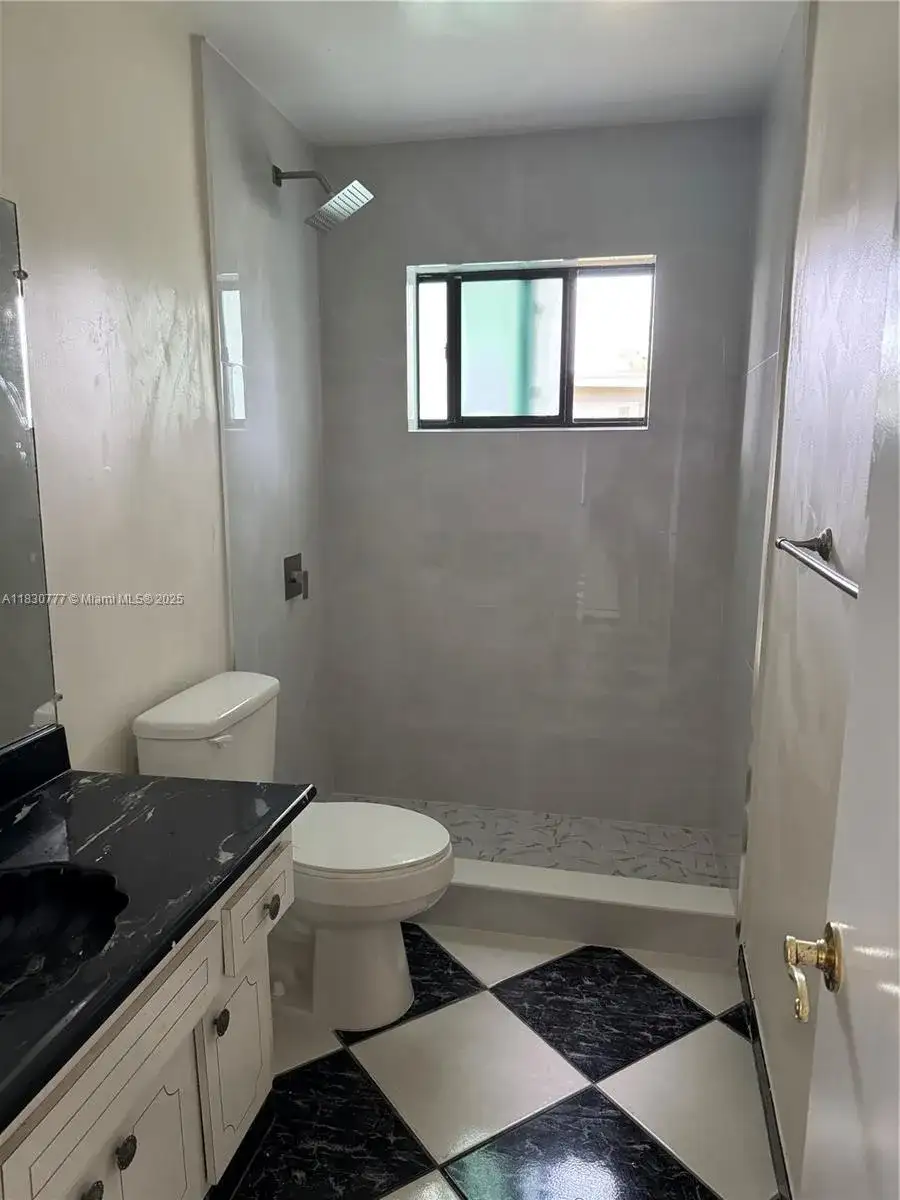 1110 NW 86th Ter, Pembroke Pines FL 33024 photo 2