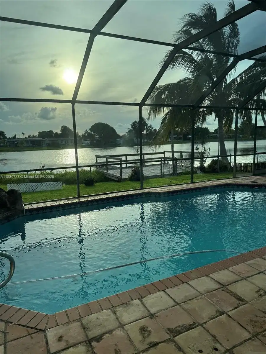 1110 NW 86th Ter, Pembroke Pines FL 33024 photo 5