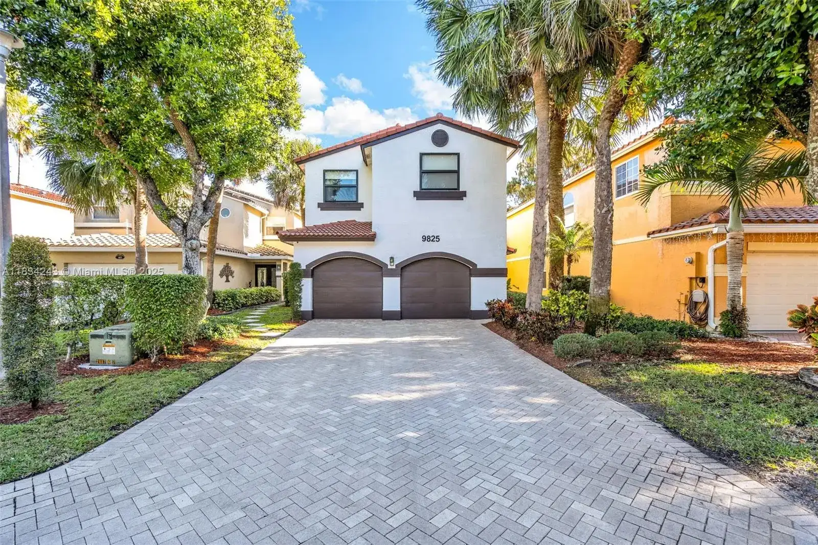 9825 Fairway Cove Ln, Plantation FL 33324 photo 2