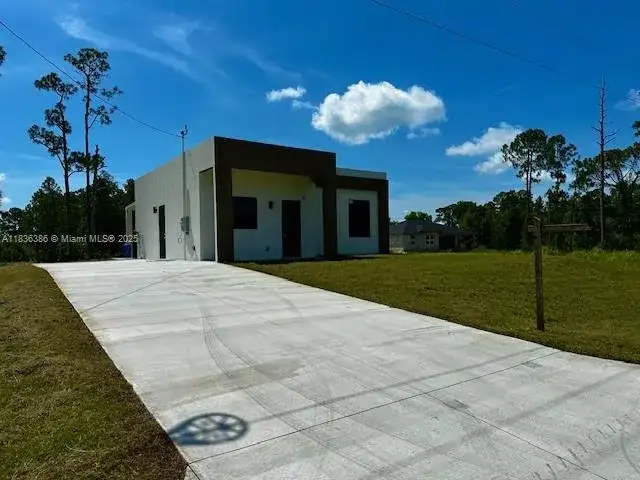 323 Mangonia Ave, Other City - In The State Of Florida FL 33974 photo 3