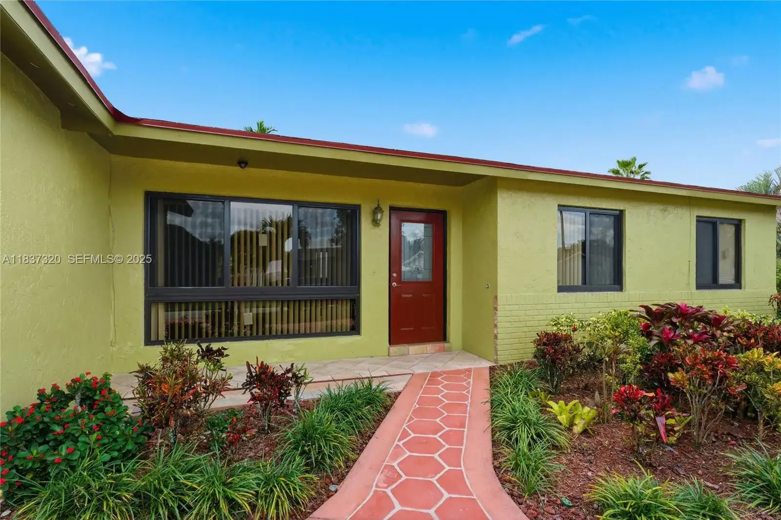 8510 NW 8th St, Pembroke Pines FL 33024 photo 2