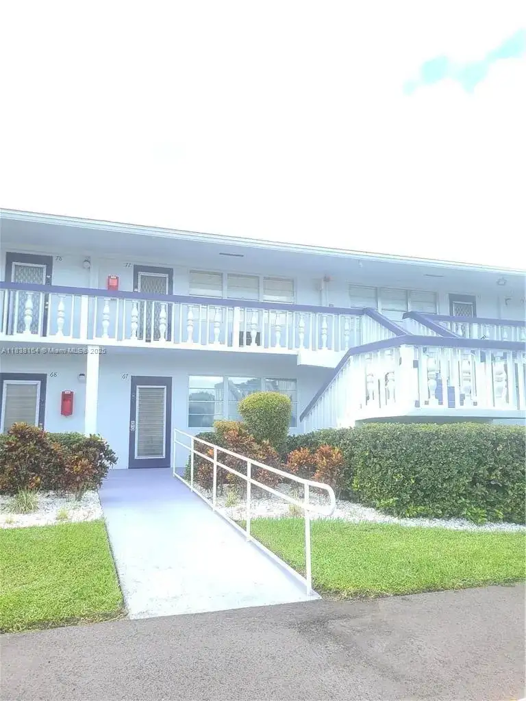 82 Oakridge G # 82, Deerfield Beach FL 33442 photo 2