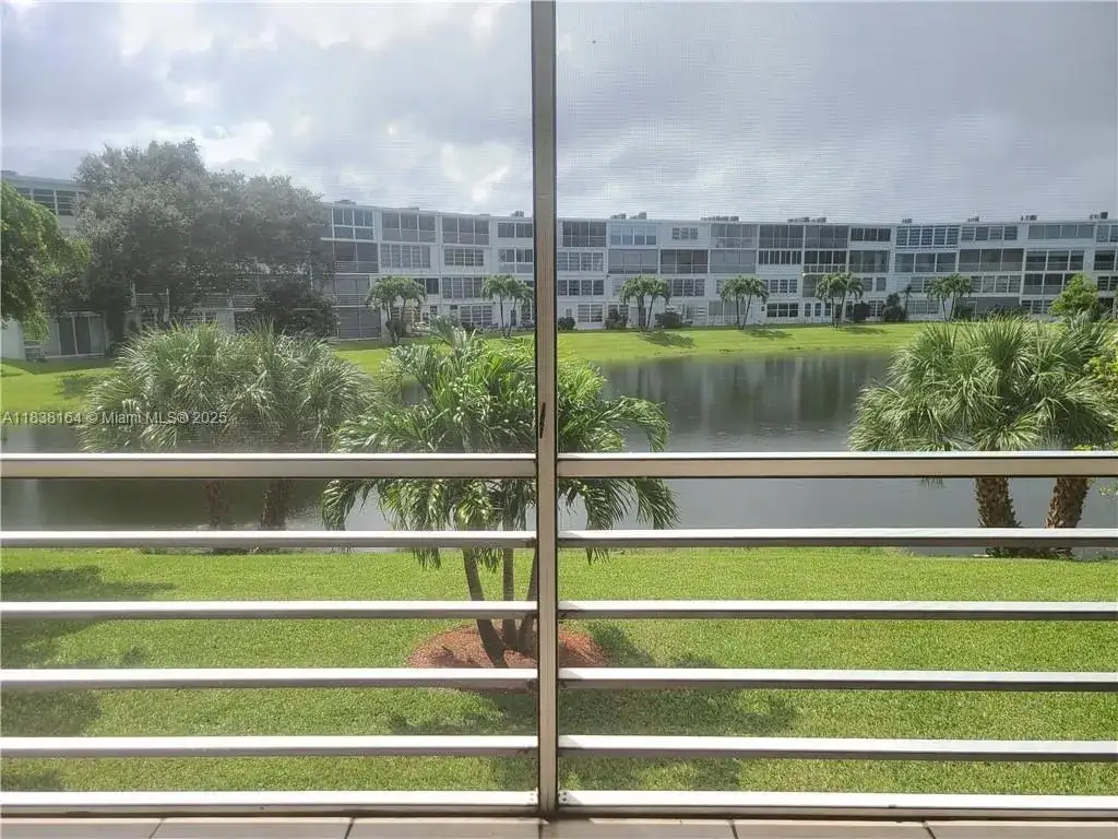 82 Oakridge G # 82, Deerfield Beach FL 33442 photo 3
