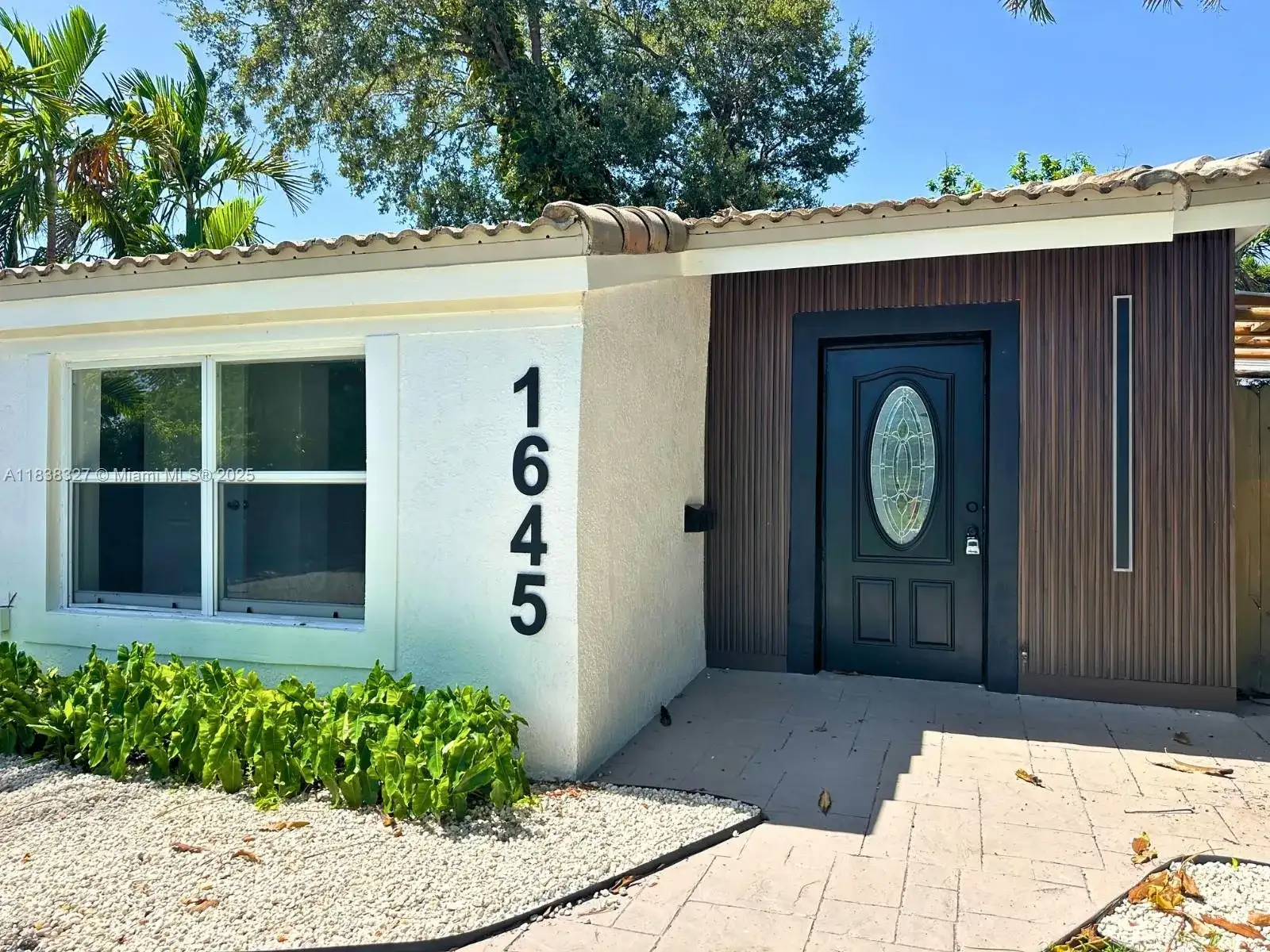 1645 NE 175th St, North Miami Beach FL 33162 photo 2