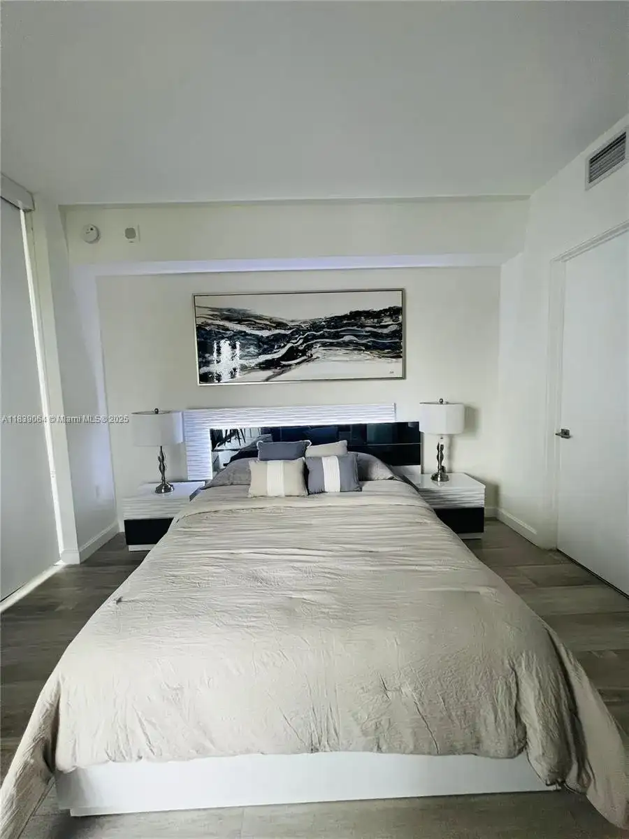 55 SW 9th St # 3308, Miami FL 33130 photo 5