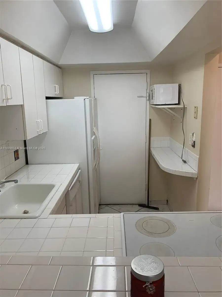 2899 Collins Ave # 1102, Miami Beach FL 33140 photo 2