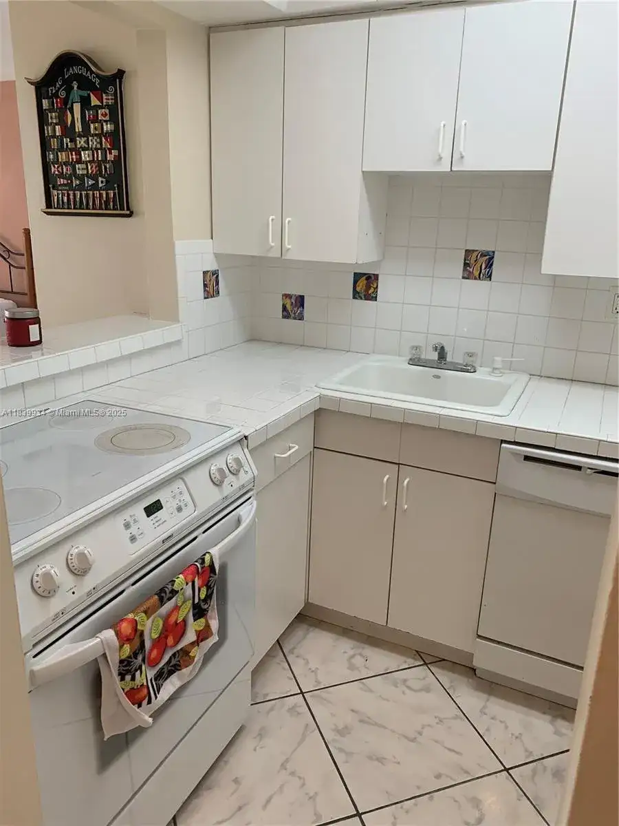 2899 Collins Ave # 1102, Miami Beach FL 33140 photo 3