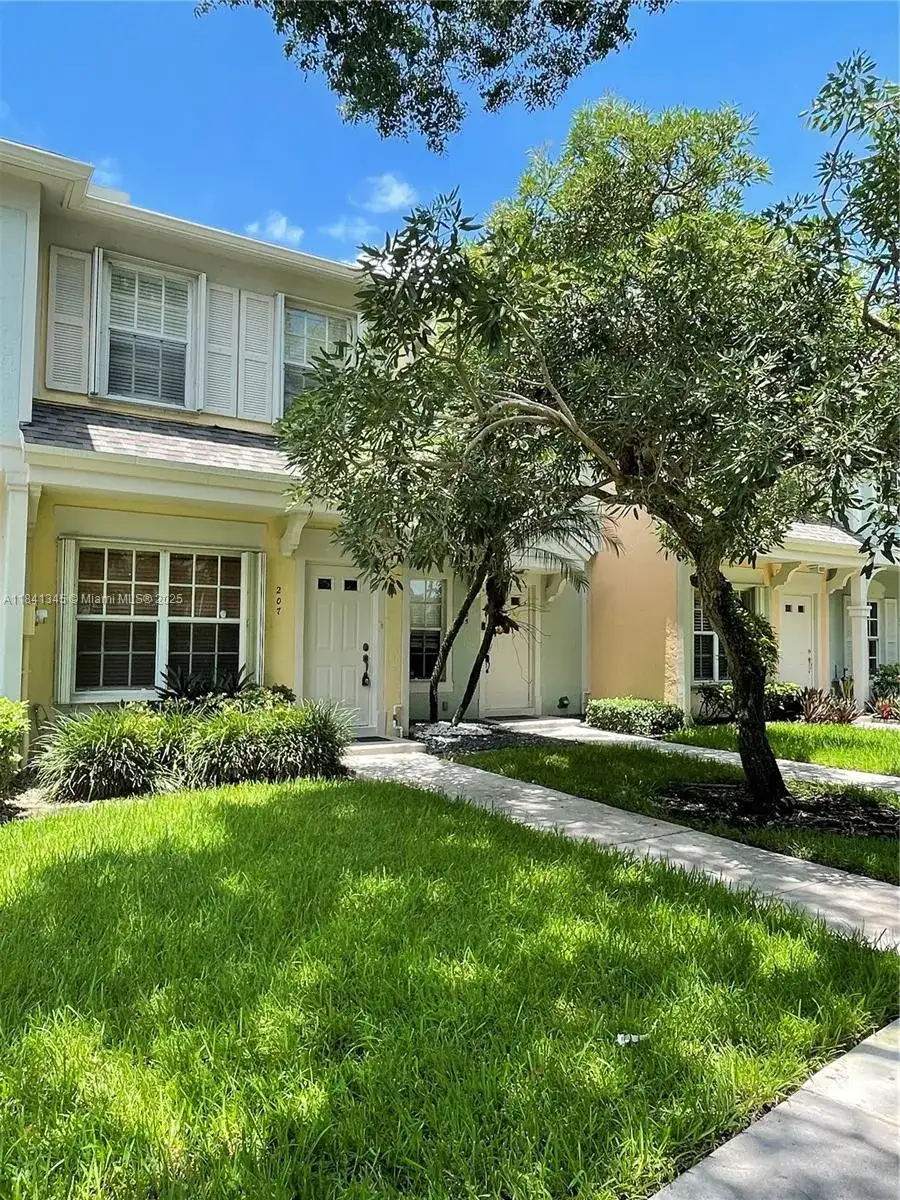 207 Mallory Ct, Weston FL 33326 photo 2