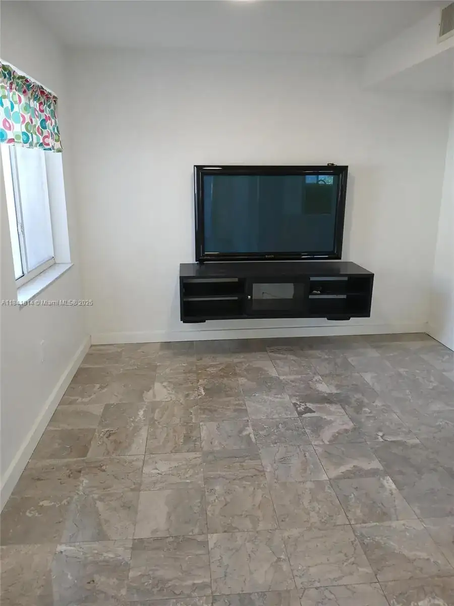 7467 NW 169th Ln, Hialeah FL 33015 photo 3