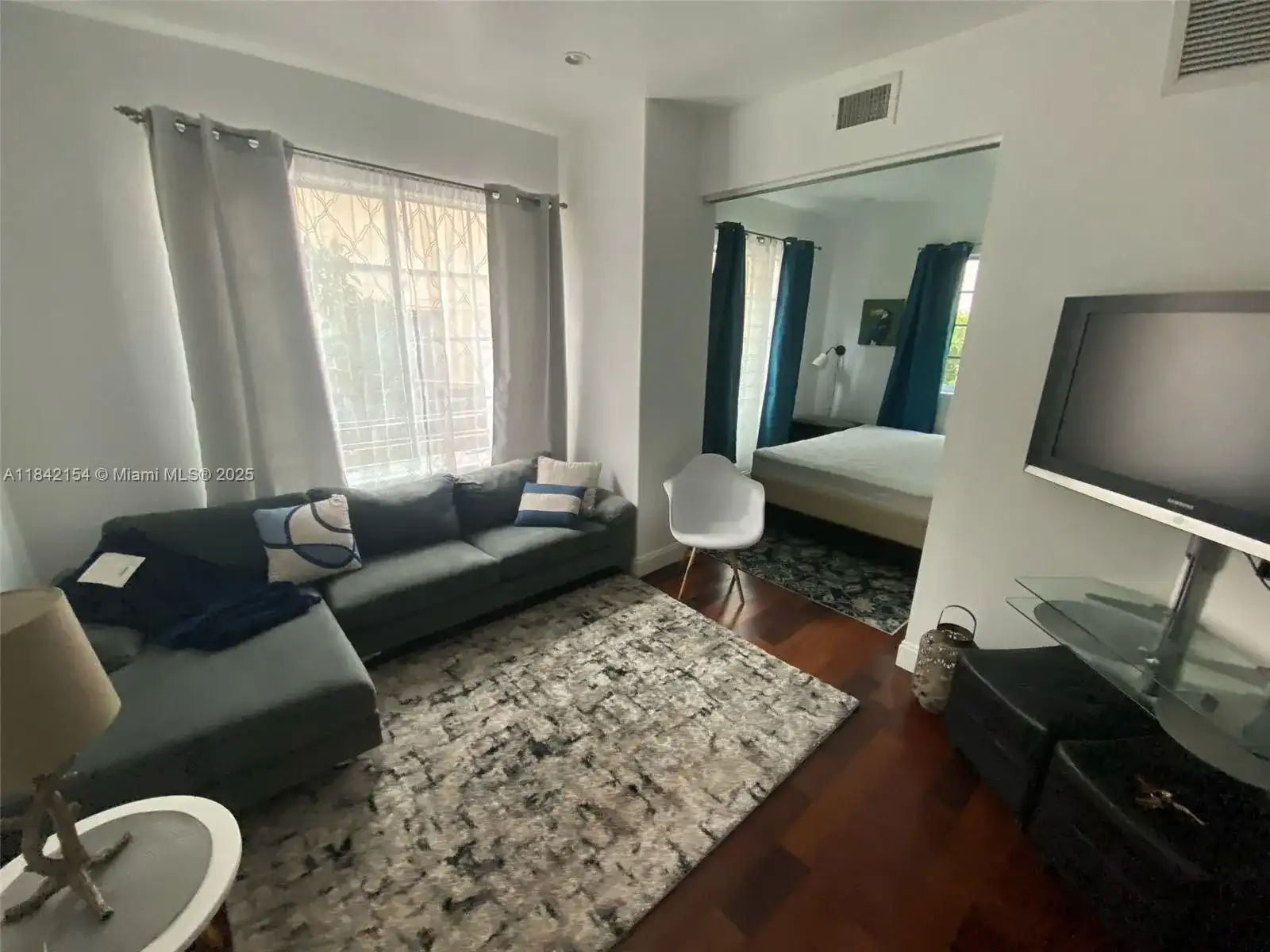 526 15th St # 8, Miami Beach FL 33139 photo 2