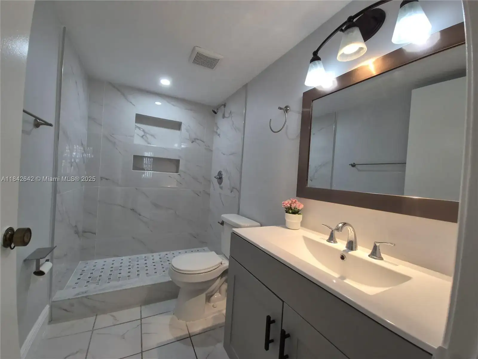 18350 Mediterranean Blvd # 27, Hialeah FL 33015 photo 5