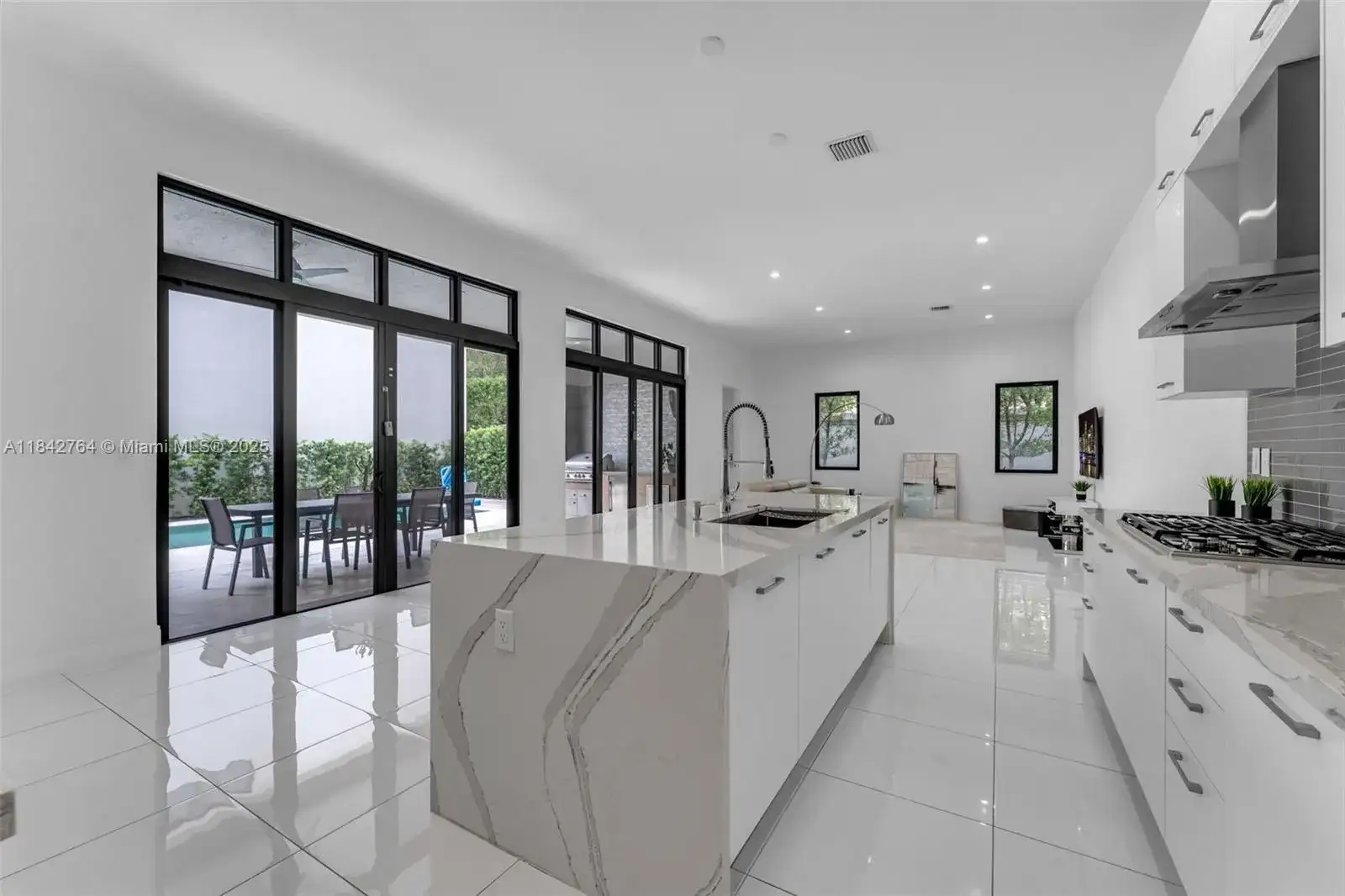 8109 NW 48th Ter, Doral FL 33166 photo 2