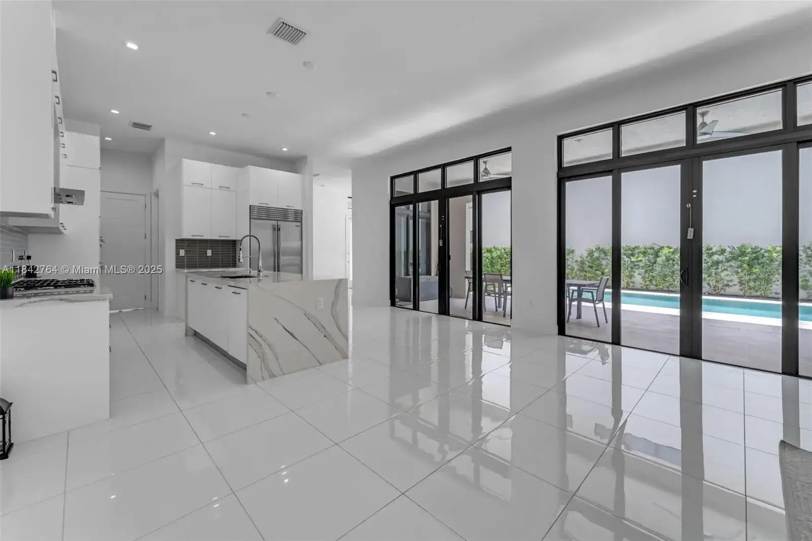 8109 NW 48th Ter, Doral FL 33166 photo 4