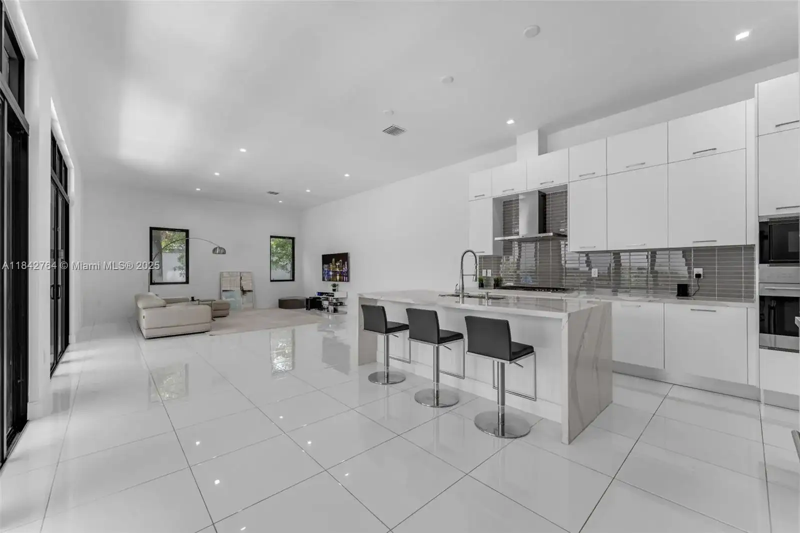 8109 NW 48th Ter, Doral FL 33166 photo 5