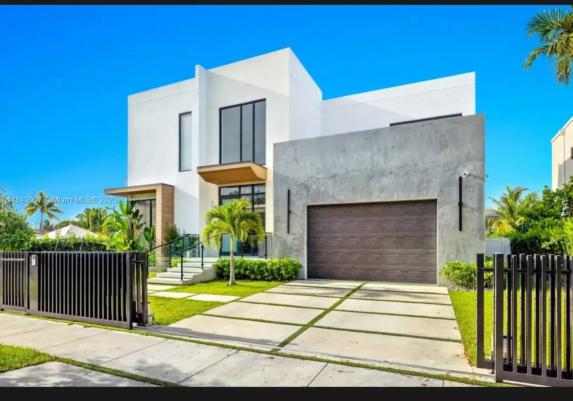 2050 S Hibiscus Dr, North Miami FL 33181 photo 2