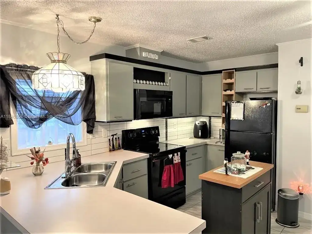 8671 SW 18th Pl, Davie FL 33324 photo 3