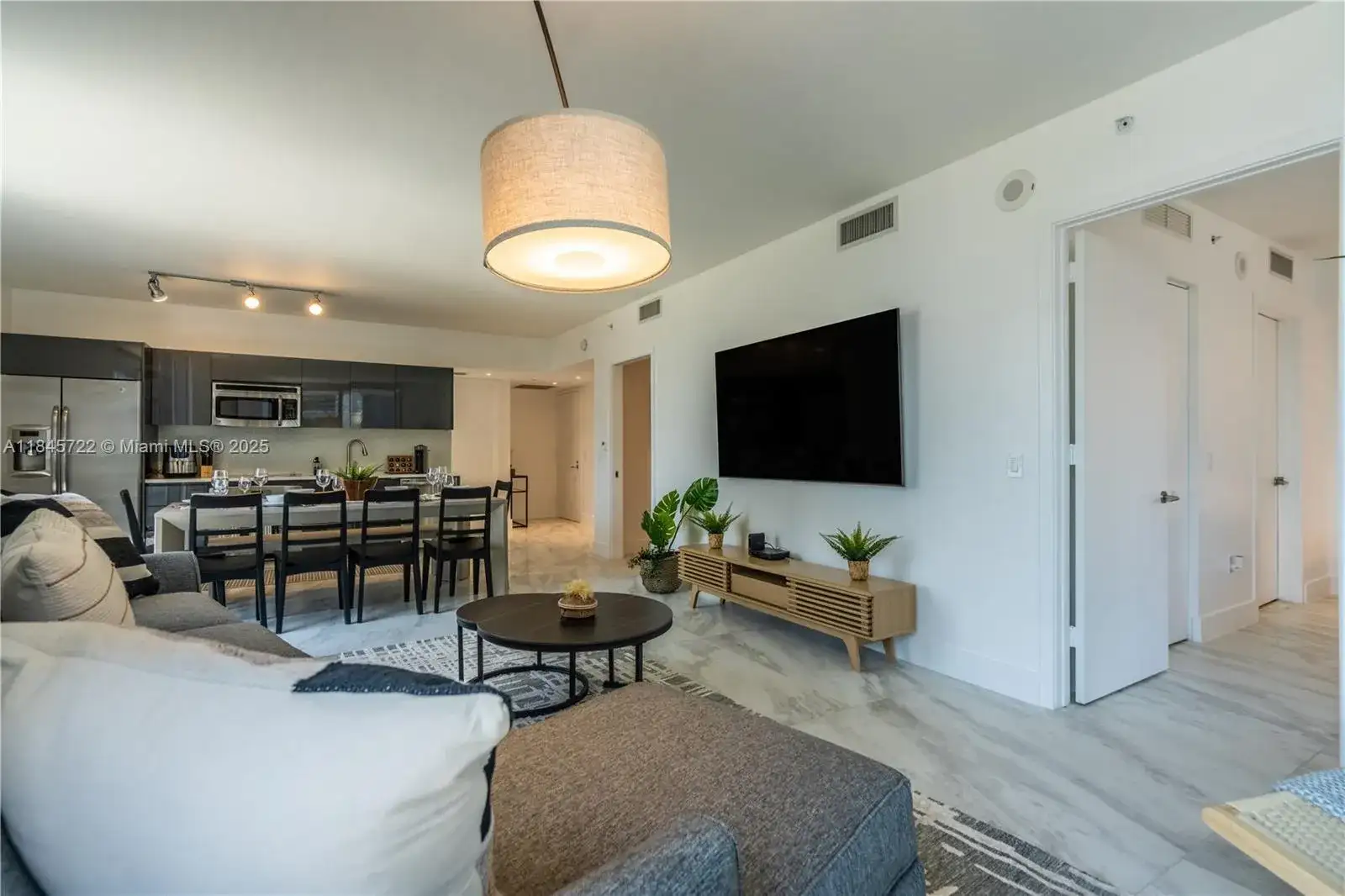 31 SE 6th St # 1401, Miami FL 33131 photo 3