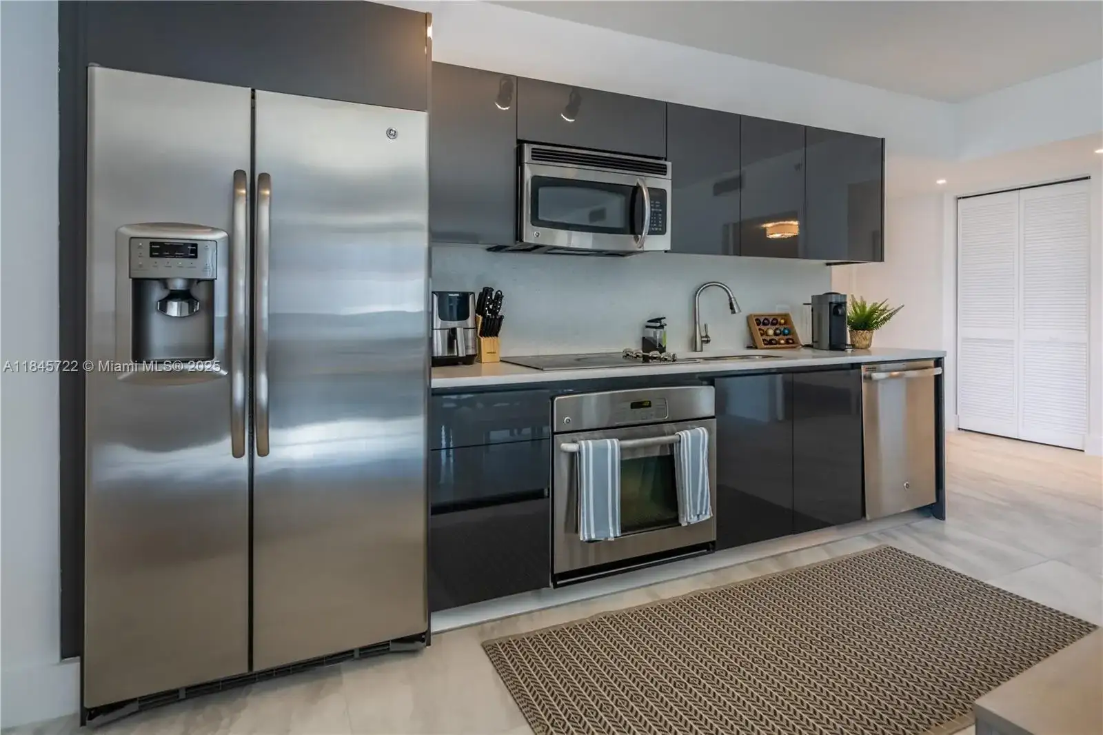 31 SE 6th St # 1401, Miami FL 33131 photo 5