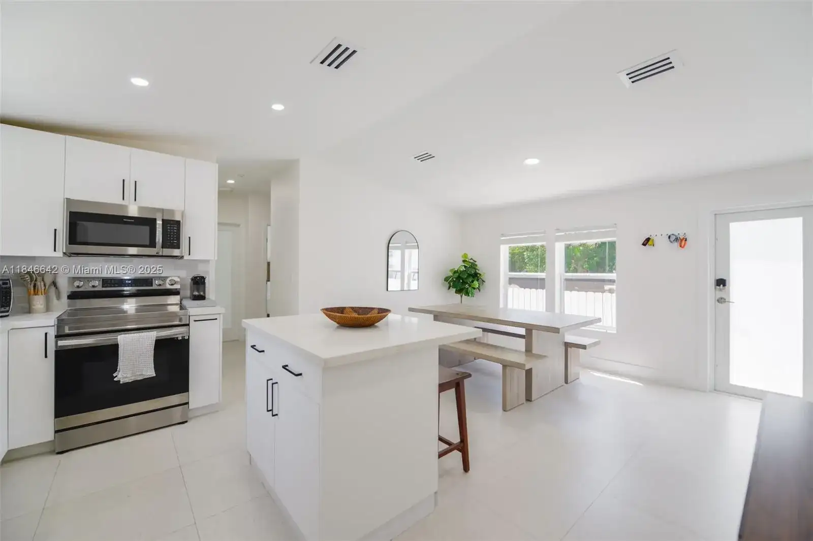 11 Mockingbird Rd, Key Largo FL 33037 photo 2