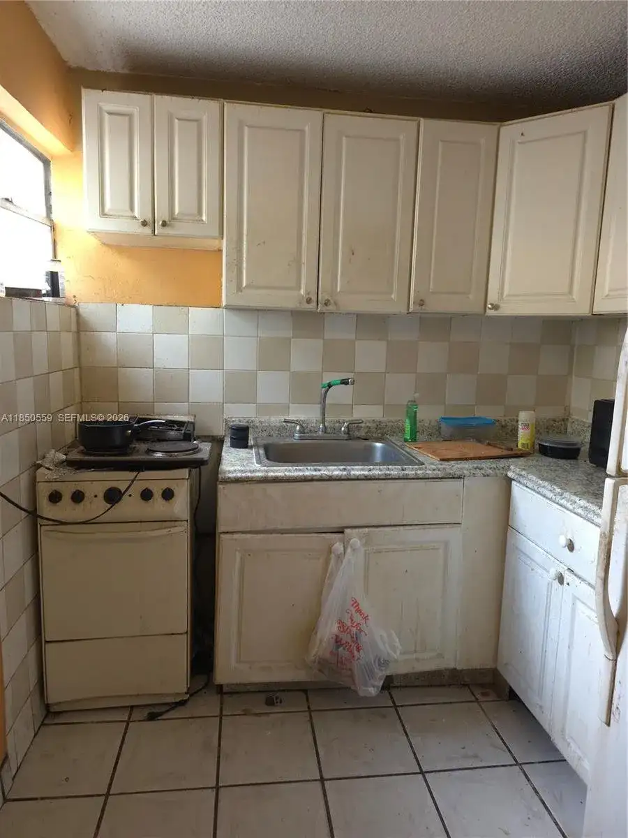163 NW 18th Ct, Miami FL 33125 photo 5