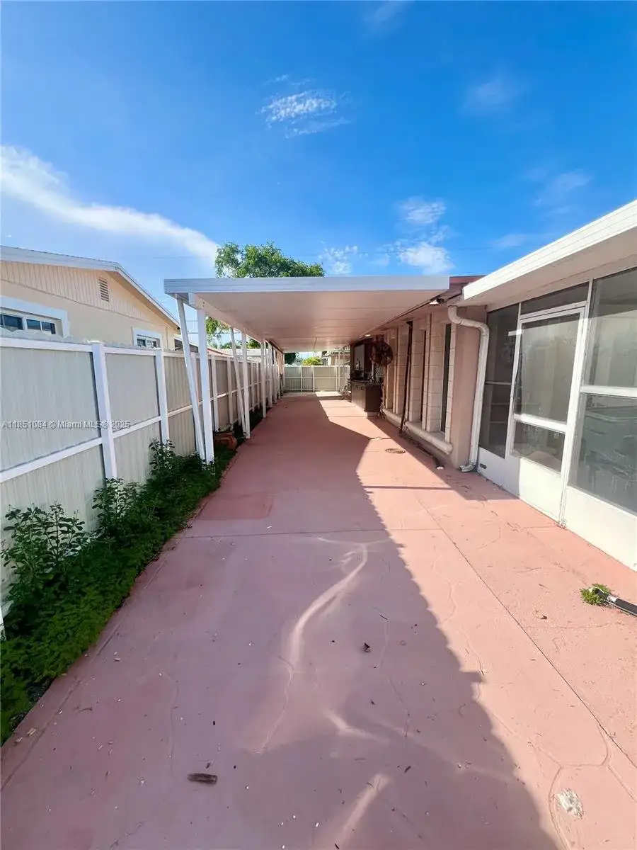 7601 Simms St, Hollywood FL 33024 photo 2