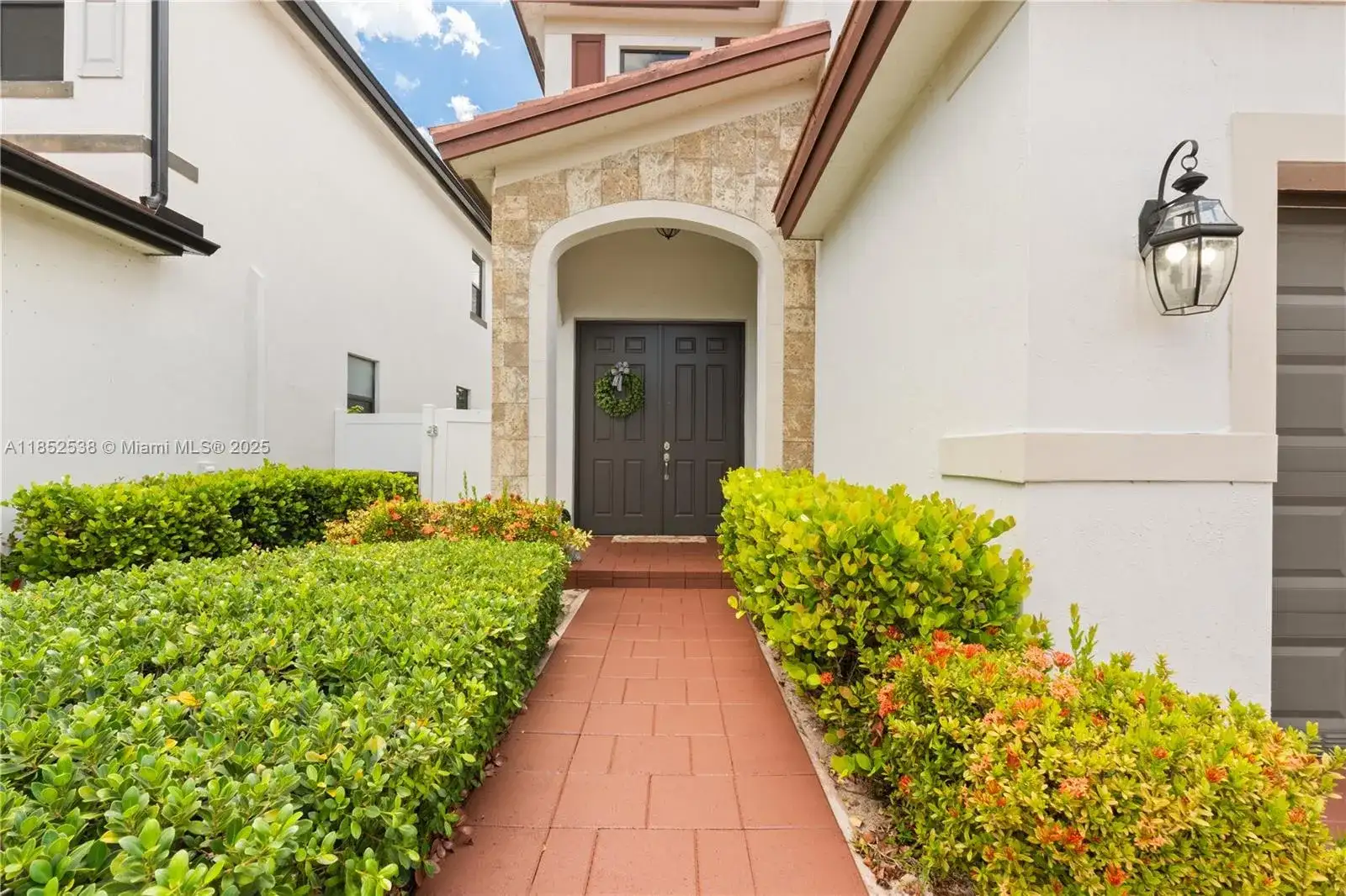 10488 W 35th Way, Hialeah FL 33018 photo 2