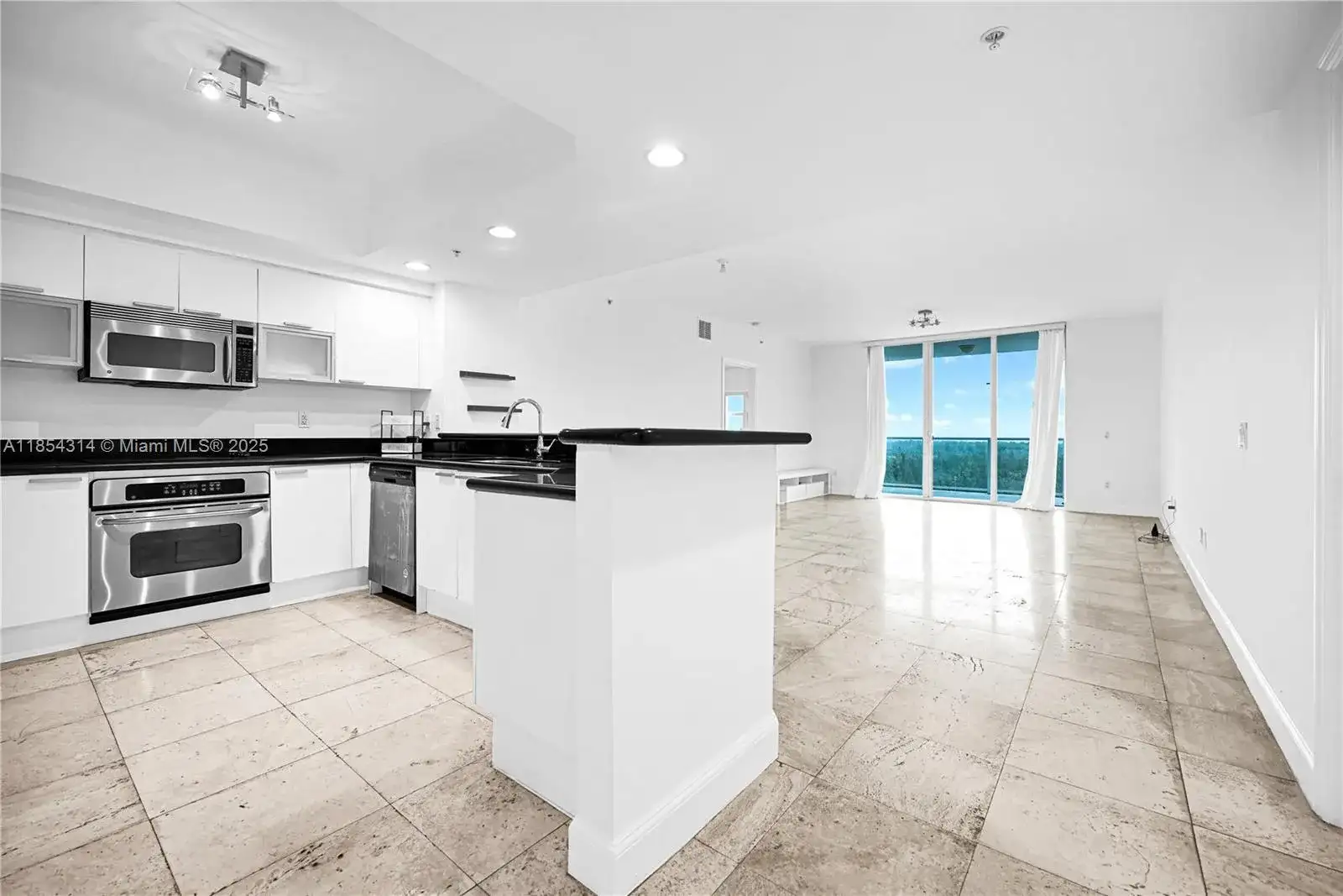 15051 Royal Oaks Ln # 1605, North Miami FL 33181 photo 2