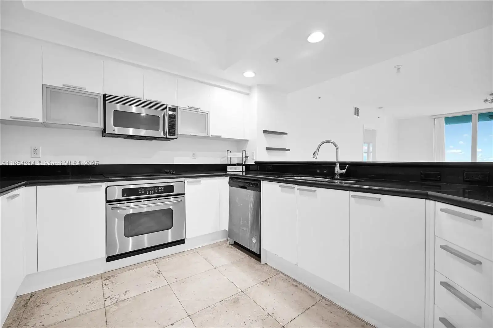 15051 Royal Oaks Ln # 1605, North Miami FL 33181 photo 3
